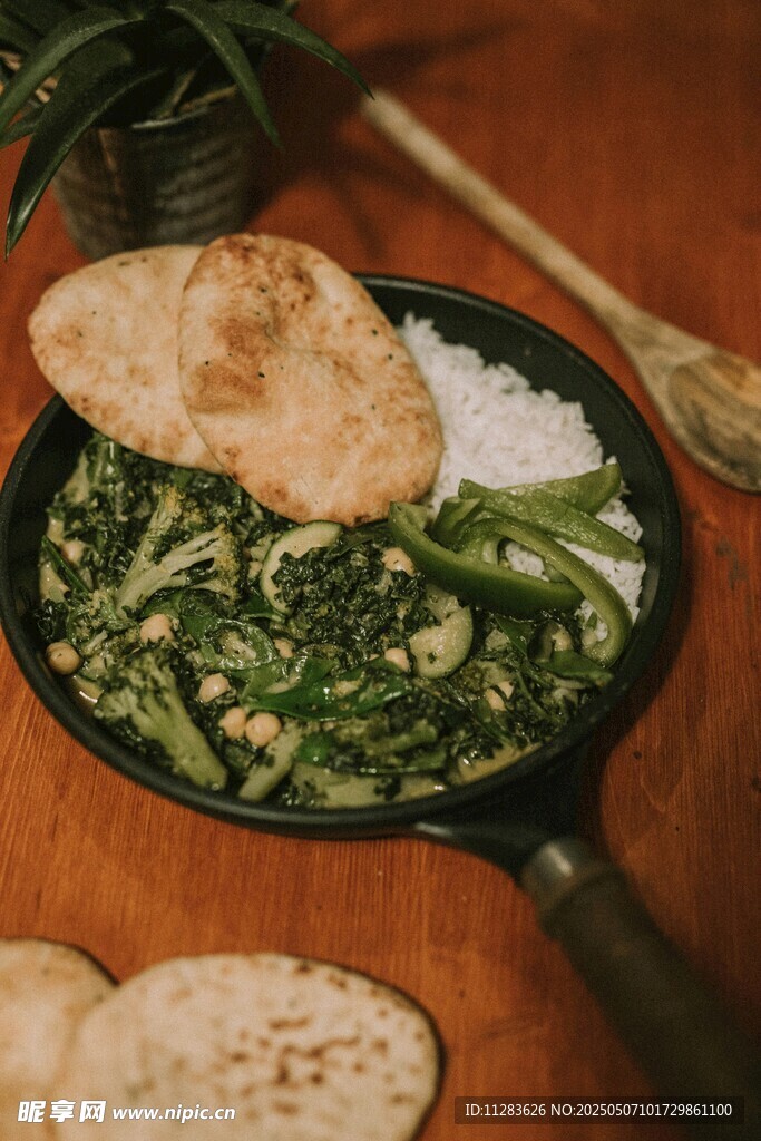 煎锅中的蔬菜与饼类美食
