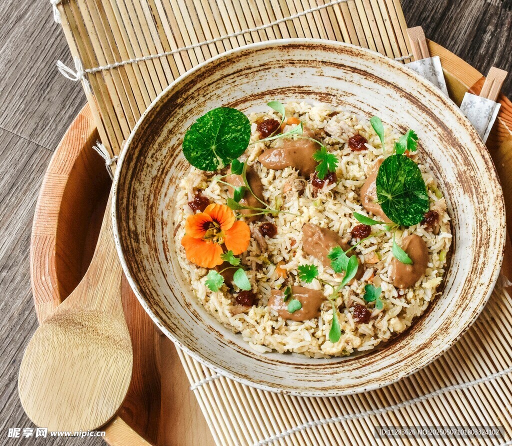 美味蔬菜炒饭摆于竹席上