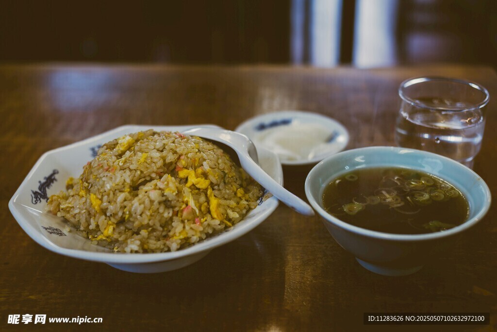 美味炒饭与汤的餐食组合