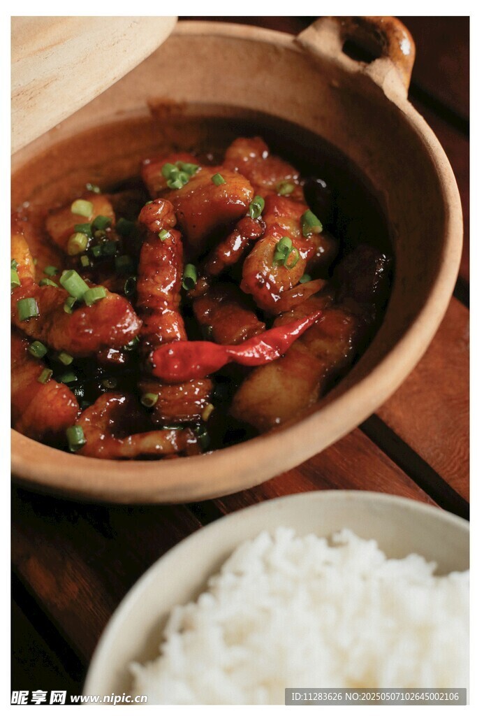 美味红烧排骨配米饭