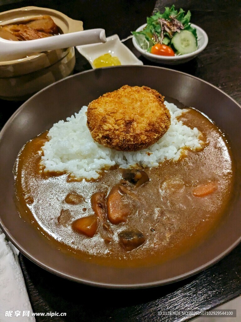 日式咖喱饭配炸物