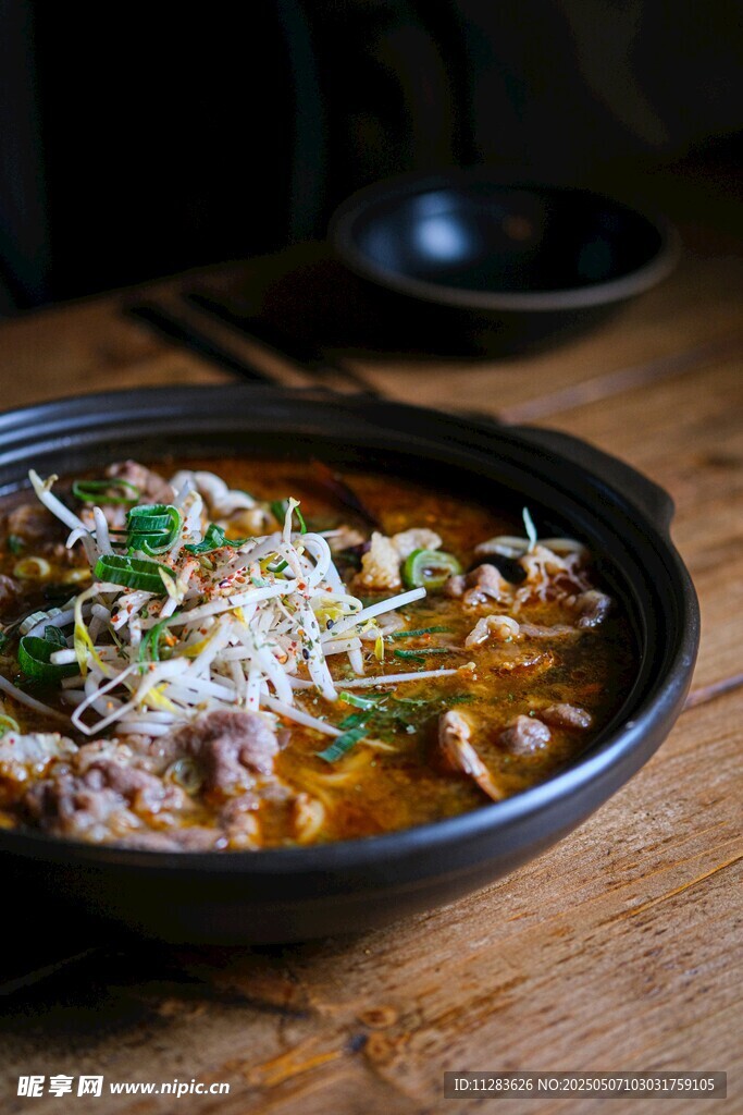 美味热乎的特色肉丝面条