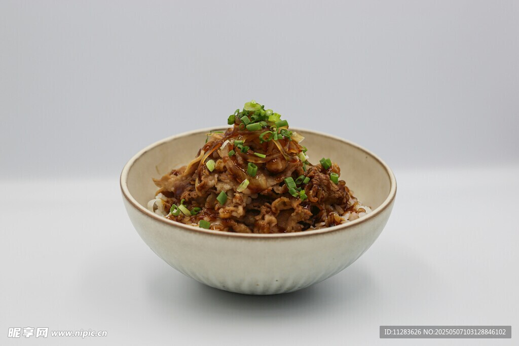 美味肉酱面 点缀青葱