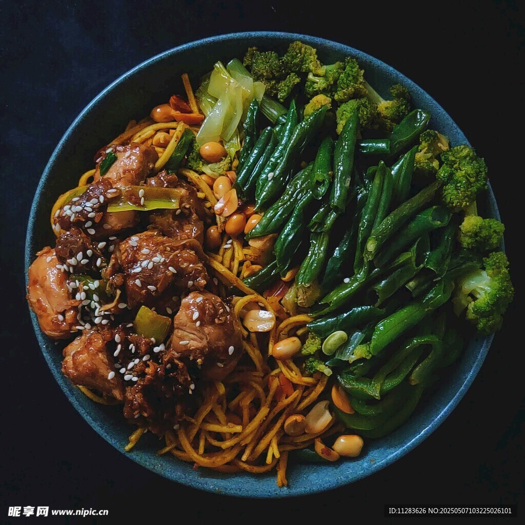 美味鸡肉蔬菜拌面