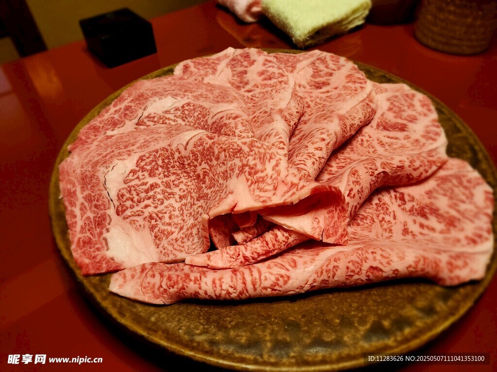 鲜嫩牛肉片摆于盘中
