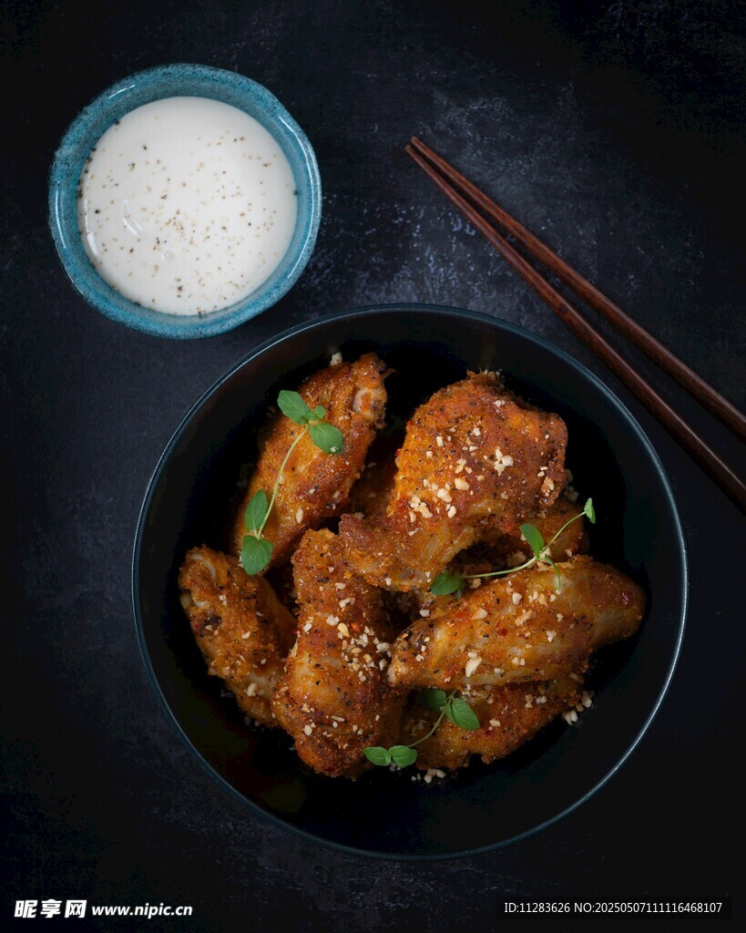 美味糖醋里脊配调料筷子