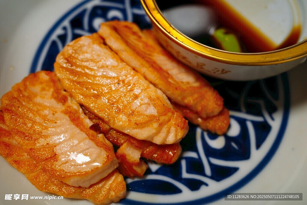 美味香煎鱼排配蘸料