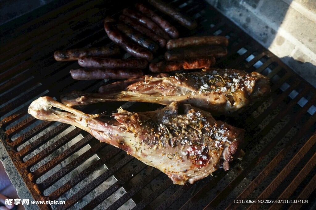 烤架上的美味烤肉