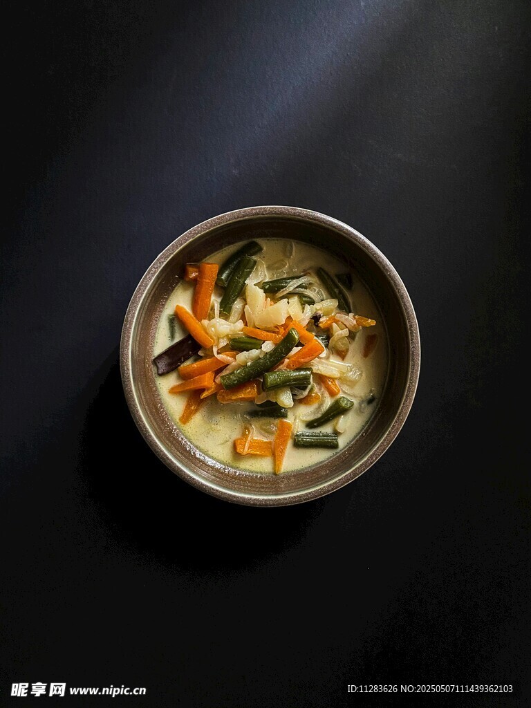 美味蔬菜汤碗中呈现