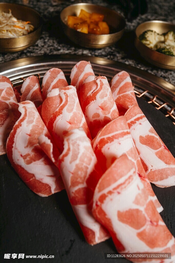 新鲜美味的日式生牛肉片