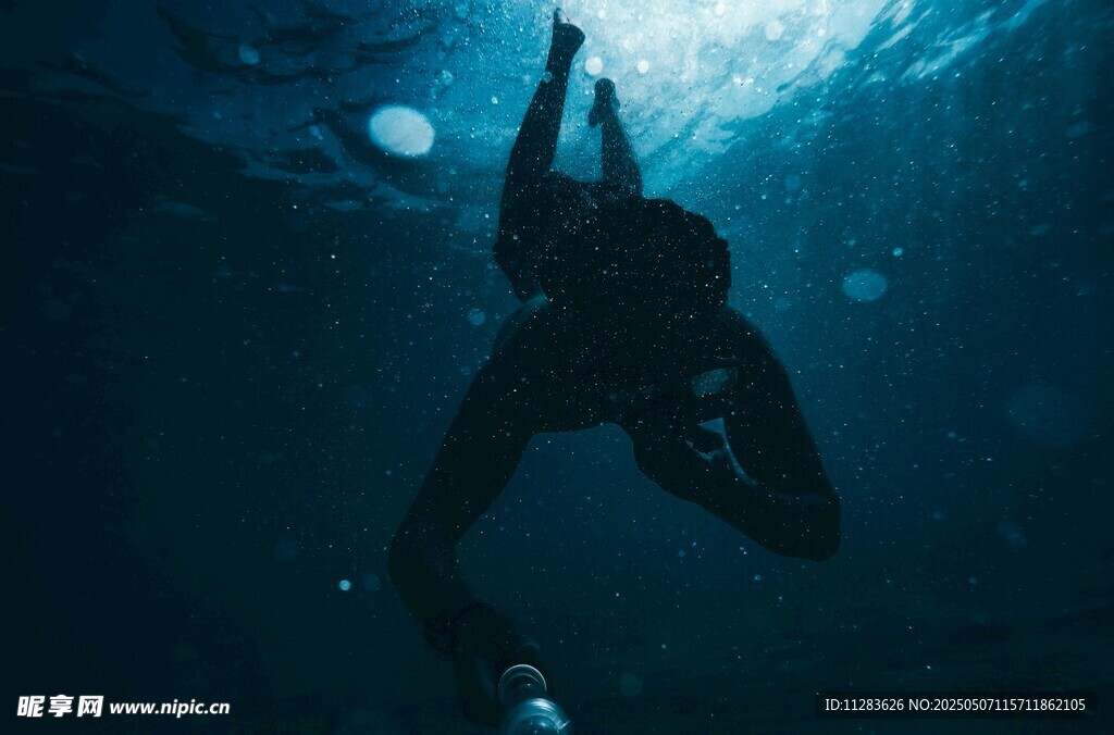 深海潜水者的曼妙身姿