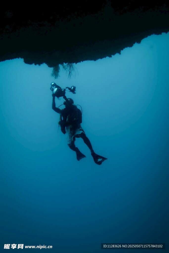 深海潜水员的水下探索