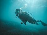 深海潜水员探索神秘海底