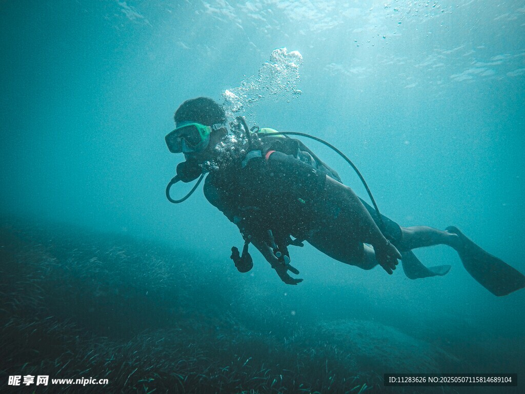 深海潜水员探索神秘海底