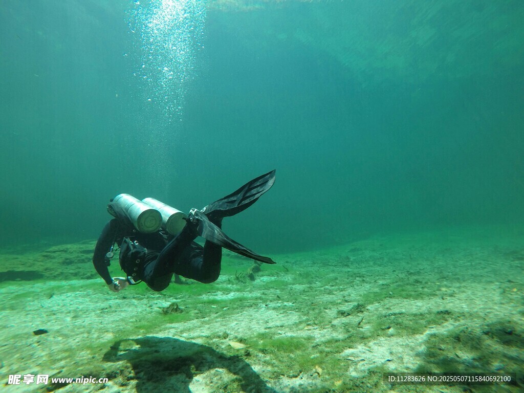 水下潜水员探索海底世界