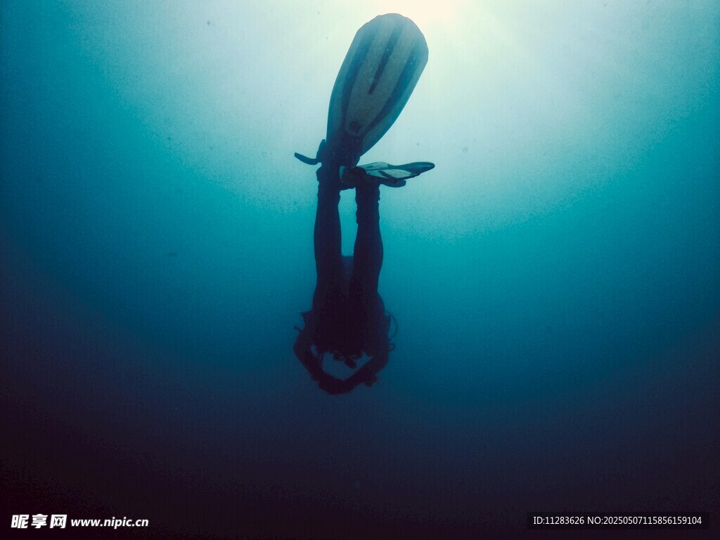 深海中的孤独潜水者