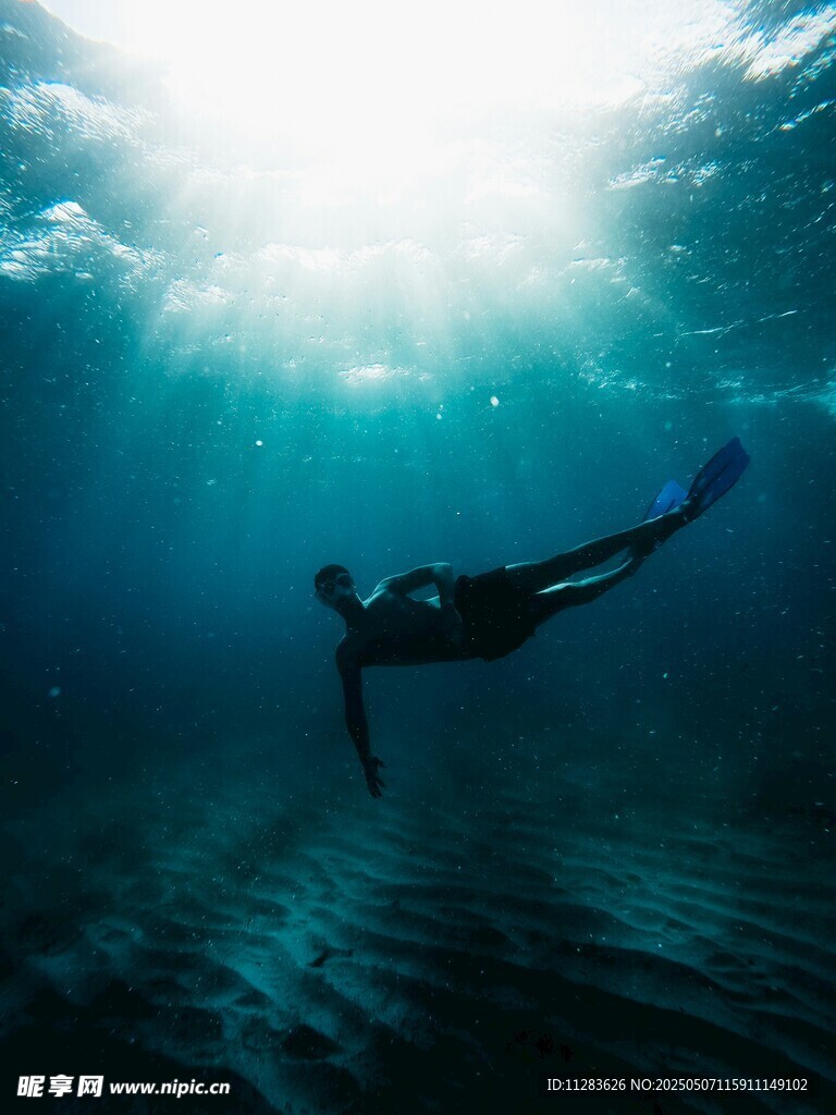 深海中自由潜水的身影