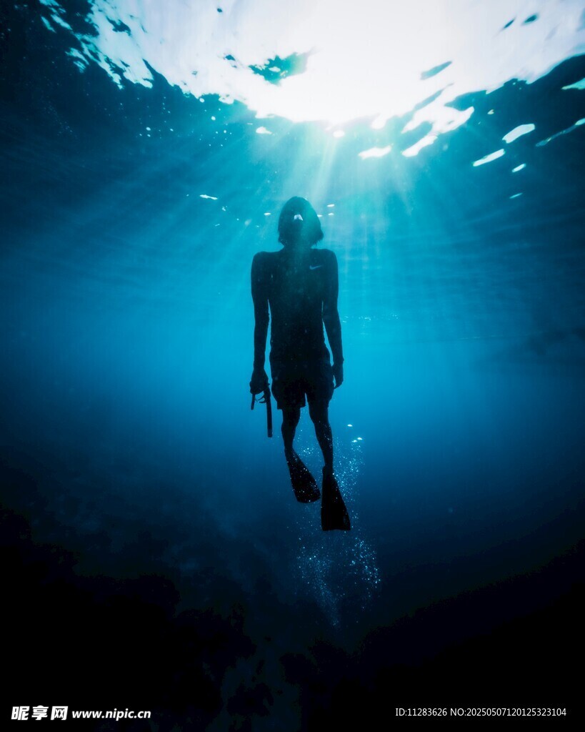 深海中的孤独潜水者