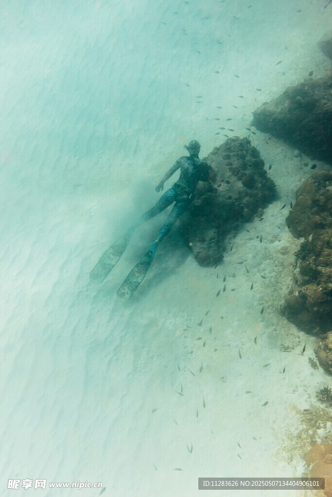 清澈海水中的礁石景观