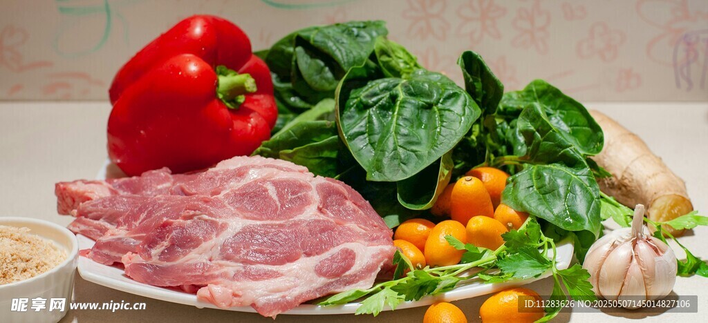 新鲜肉类与多彩蔬菜组合