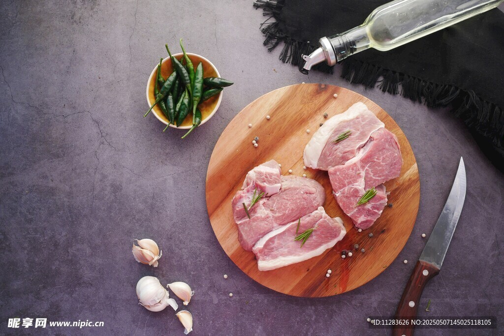 新鲜生肉与烹饪配料展示