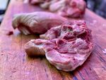 新鲜生肉置于木砧板上