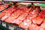 超市内新鲜陈列的红色肉类