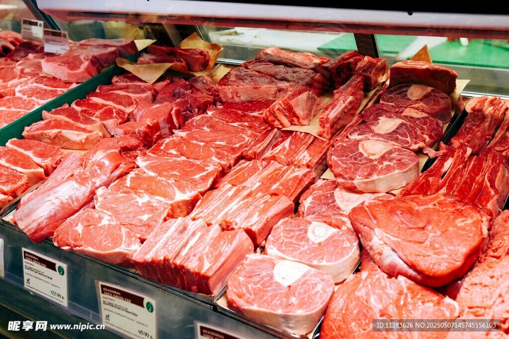 超市内新鲜陈列的红色肉类