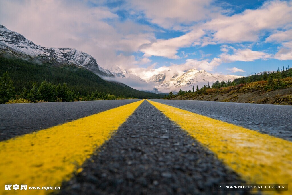 公路伸向雪山壮丽风景