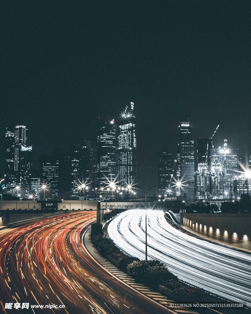 城市夜景中的车流光影