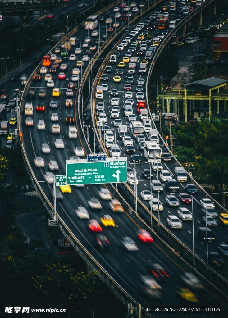 城市道路晚高峰车流景象