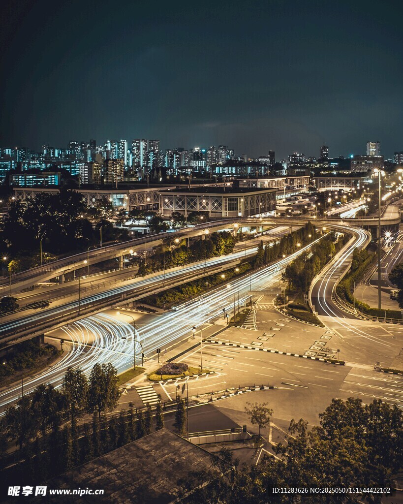 城市夜景中的交错公路