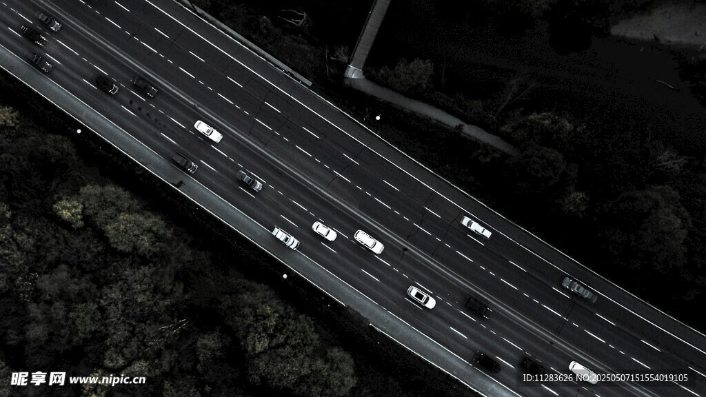 俯瞰繁忙高速公路