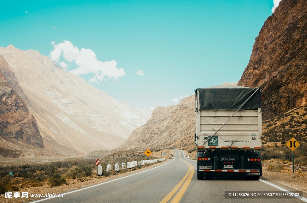 公路上行驶的大型货运卡车