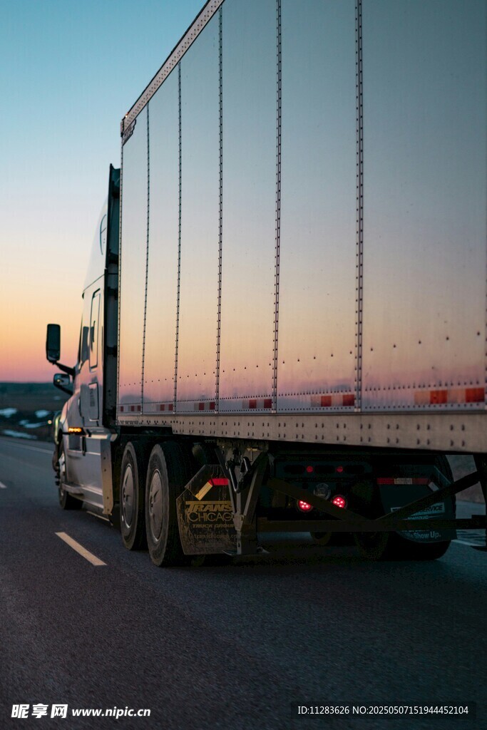 黄昏下的公路货运卡车