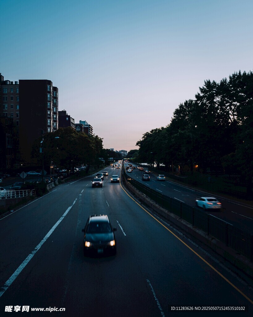 黄昏公路上行驶的车辆