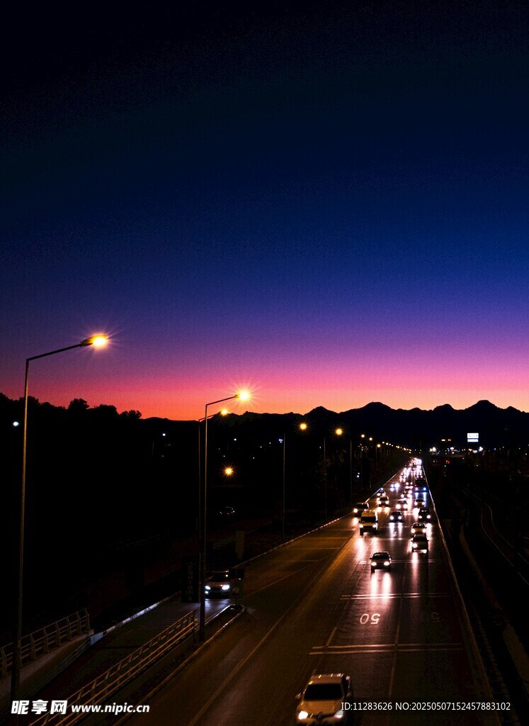 夜幕下的城市公路景观