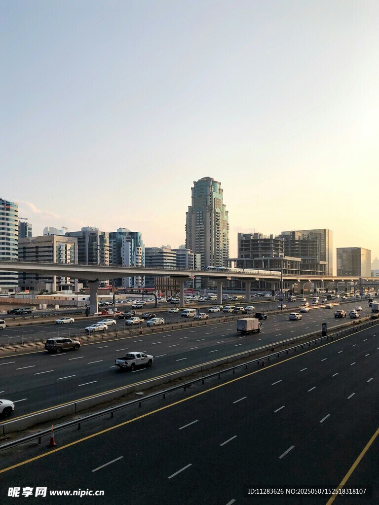 城市高架桥上车流与天际线