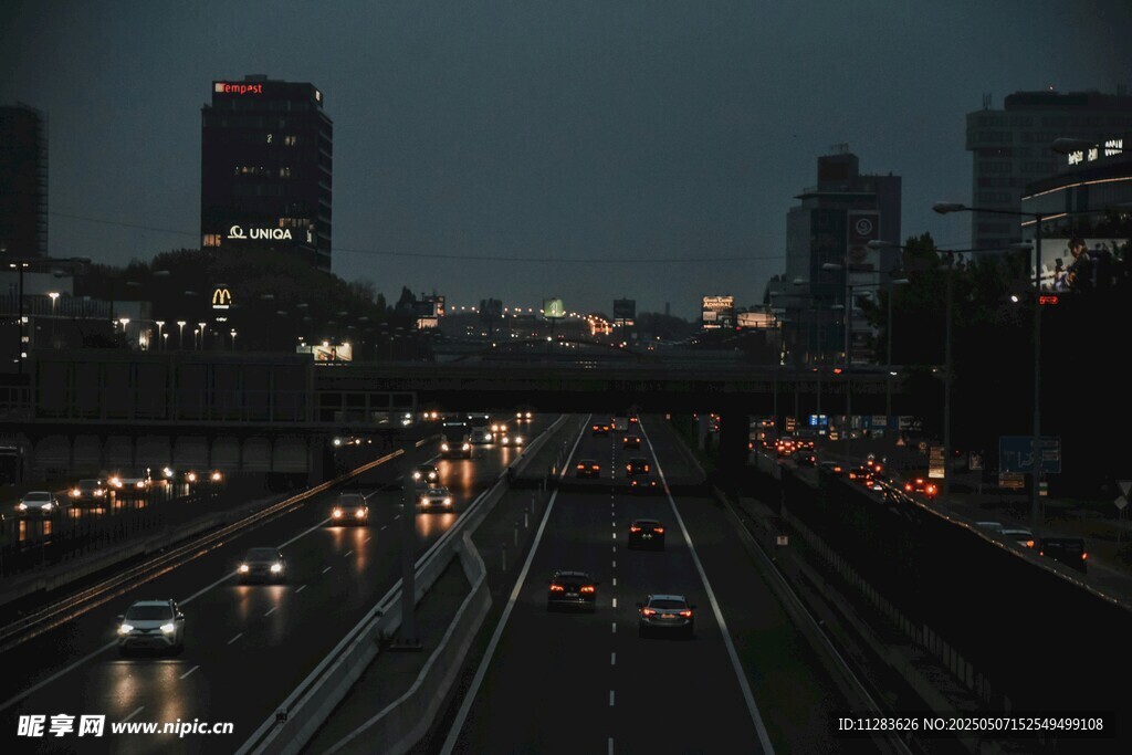 夜幕下的城市交通景象