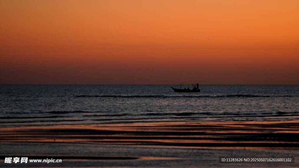 海上落日孤舟美景