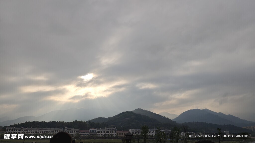 阴云下的远山景色