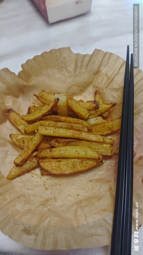 竹制托盘上的美味炸薯条