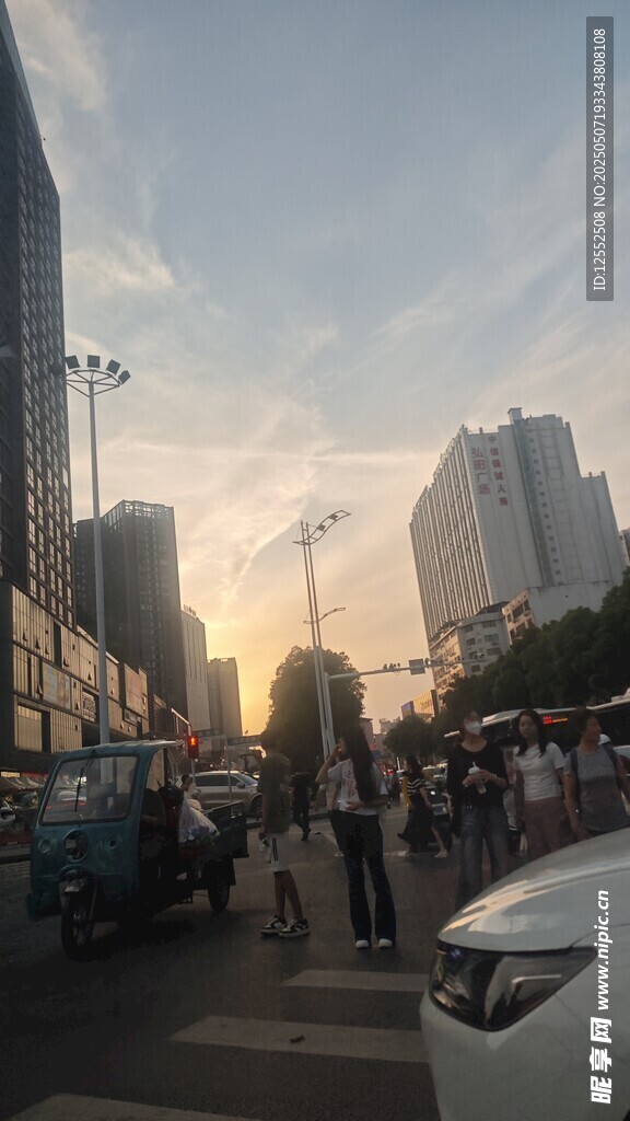 城市街道黄昏热闹景象