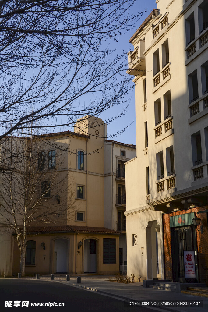 城市街道旁的多层建筑