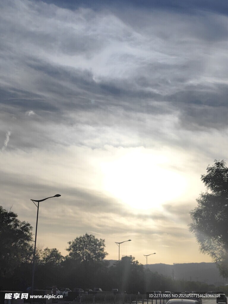 夕阳下的城市天际线景观