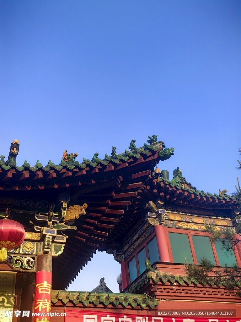 中式古建筑屋檐一角