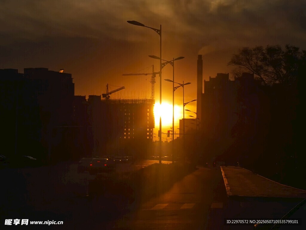 夕阳下的城市街道