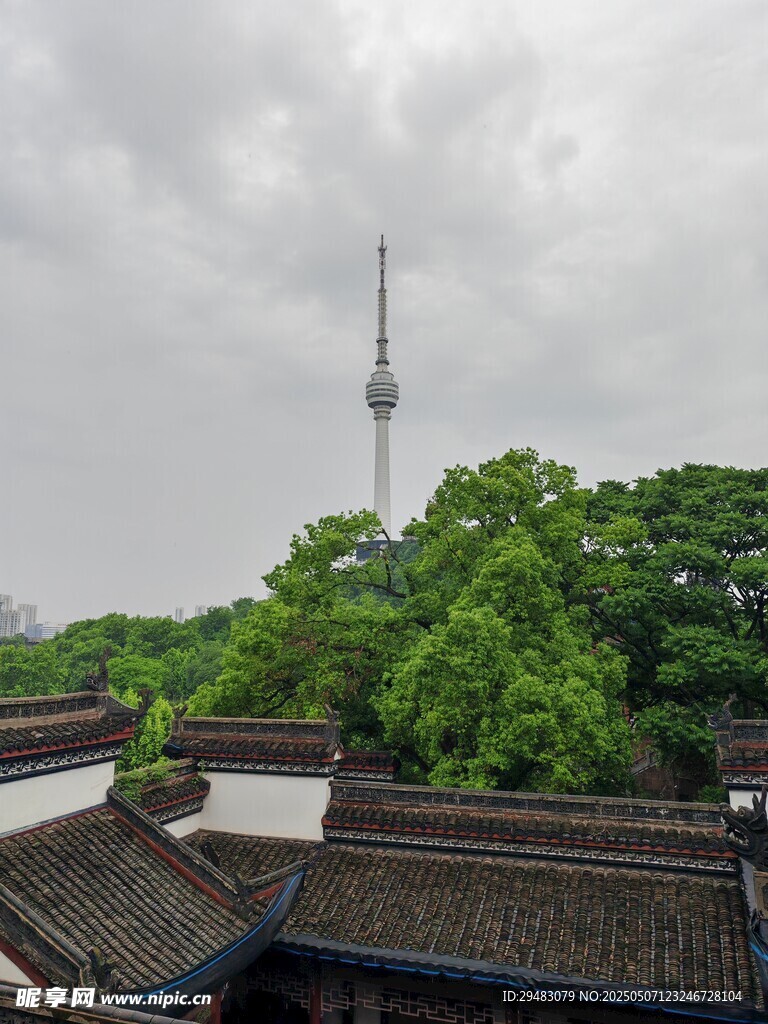 中式屋顶与远处高塔景观