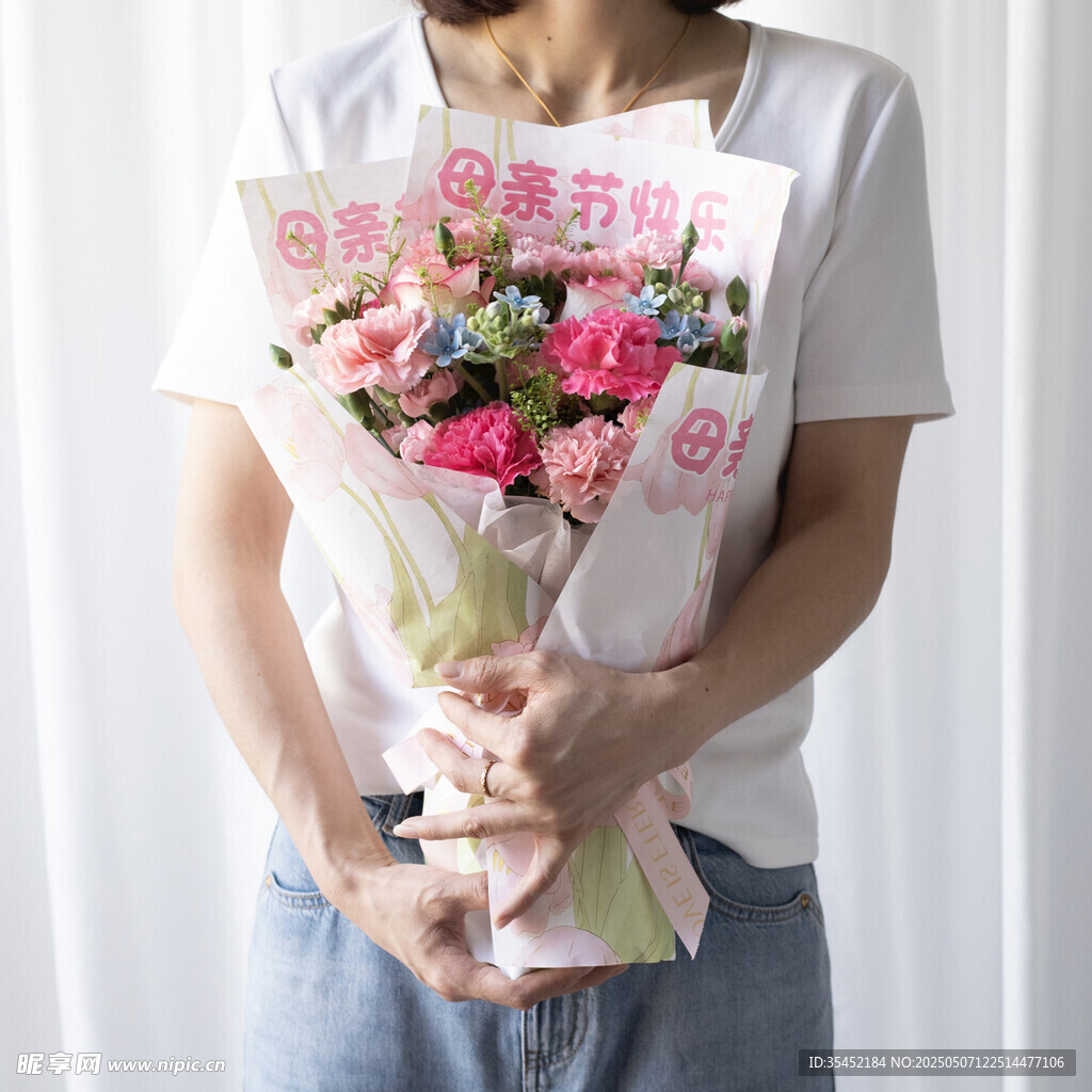 手捧花束