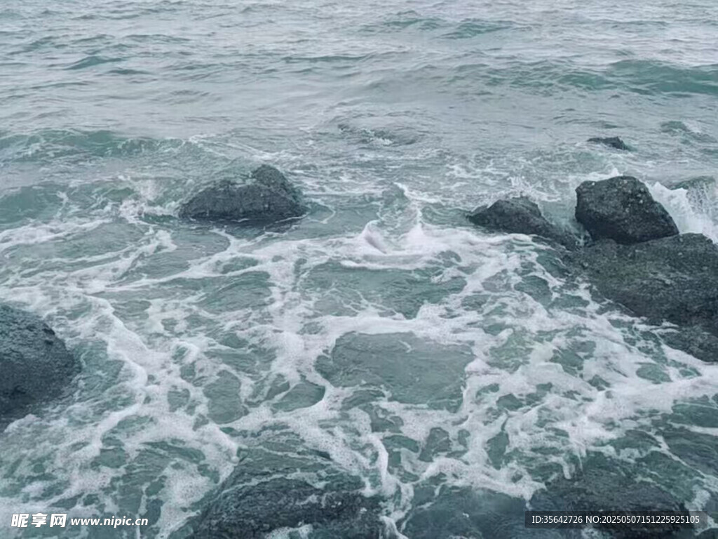 海浪拍击礁石的瞬间